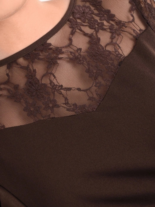 Elegancki brązowy kostium ze spodniami i trapezową bluzką – fason z odpinanym kwiatem tuszujący sylwetkę 41133