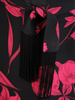 Czarna sukienka w kwiaty, kreacja z paskiem zdobionym frędzlami 30354