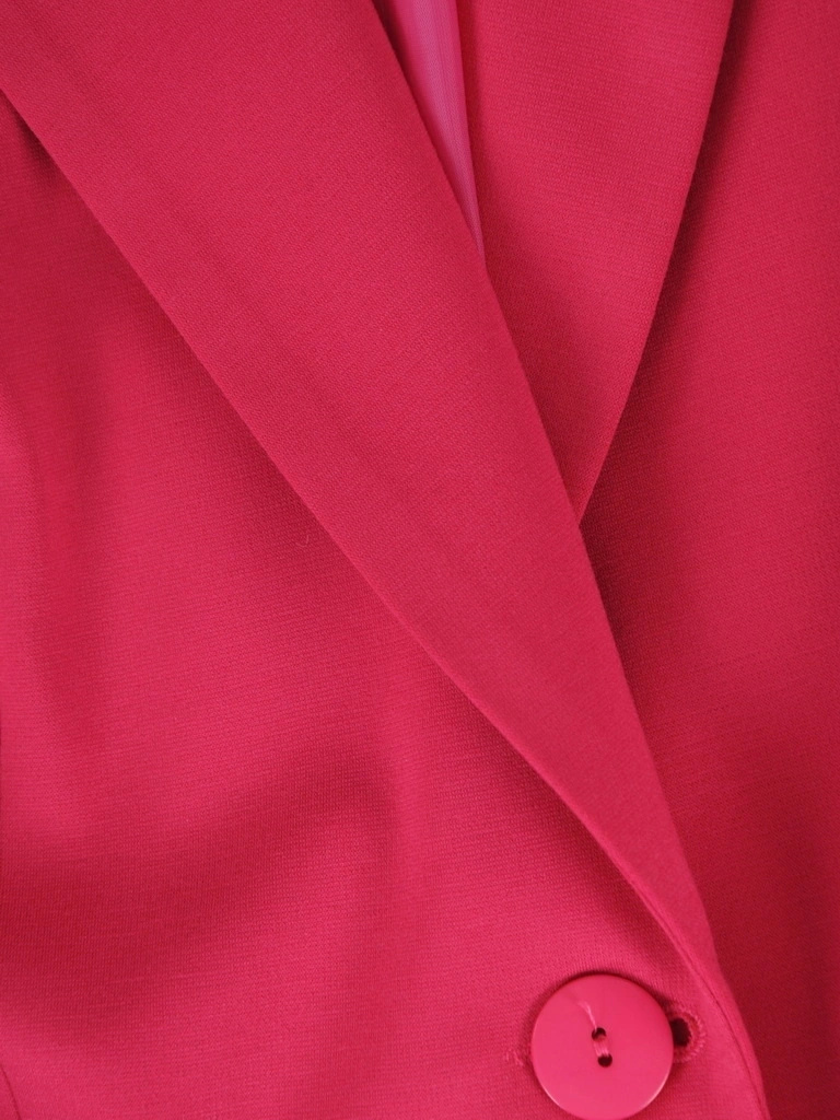 Elegancka amarantowa marynarka damska do sukienki – prosty fason z ozdobnymi zamkami 39406