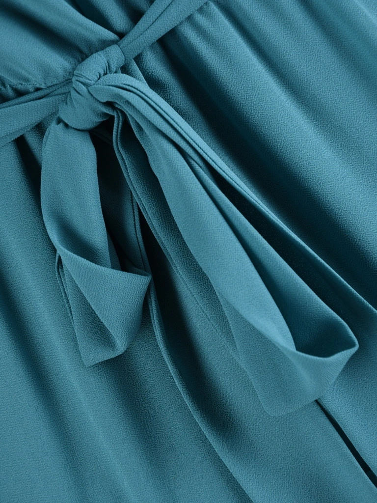 Elegancka morska sukienka midi w serek – rozkloszowana z falbanami i paskiem 25987