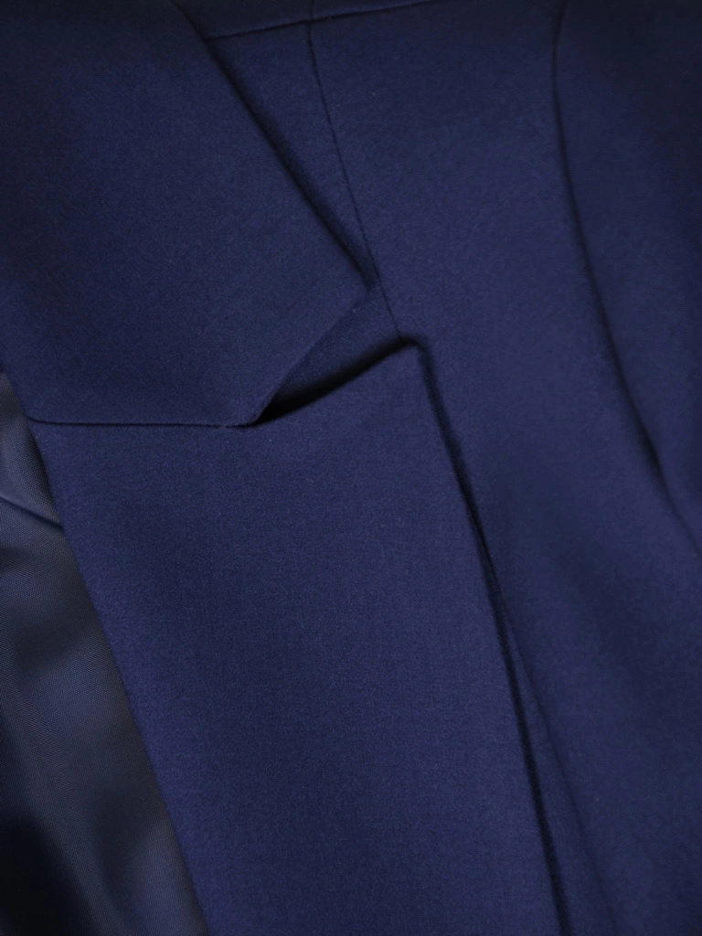 Elegancki garnitur damski granatowy z taliowanym żakietem – z prostymi spodniami optycznie wydłużającymi nogi 31609