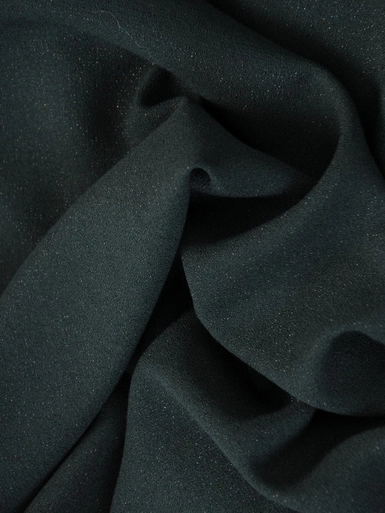 Elegancka sukienka midi w kolorze butelkowej zieleni – prosty fason z ozdobnymi rękawami 26911