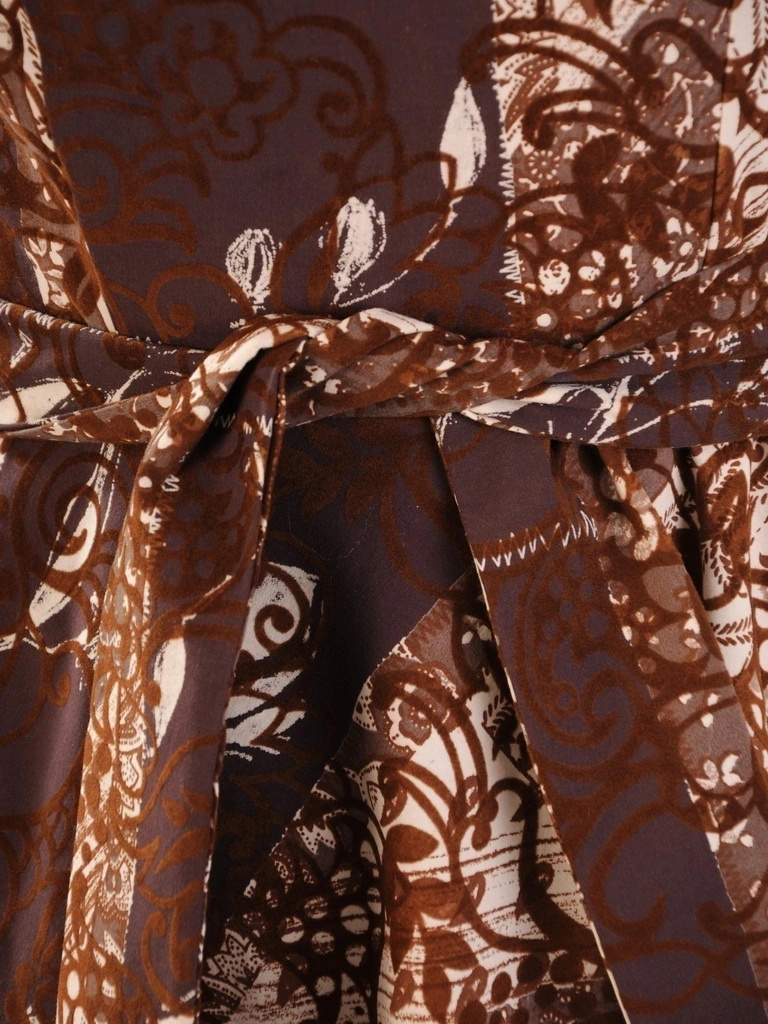 Wzorzysta brązowa sukienka rozkloszowana midi – kobiecy fason z wiązaniem maskujący biodra 33003