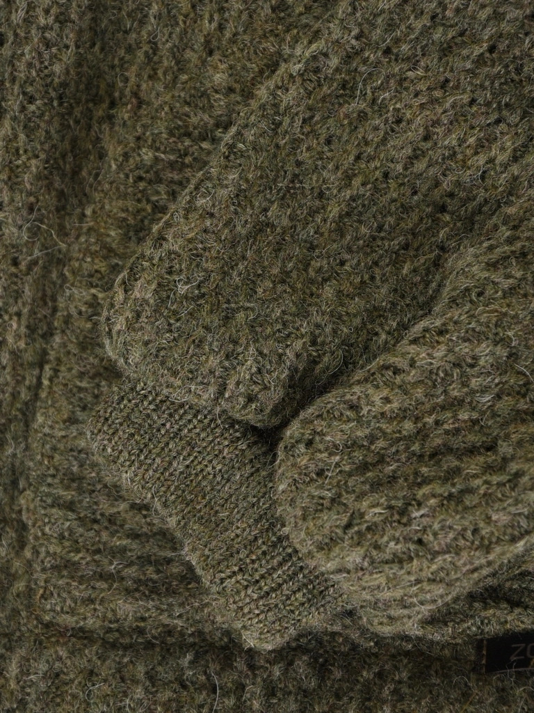 Elegancki sweter damski na suwak w butelkowej zieleni – prosty krój z kapturem i bufiastym rękawem 42175