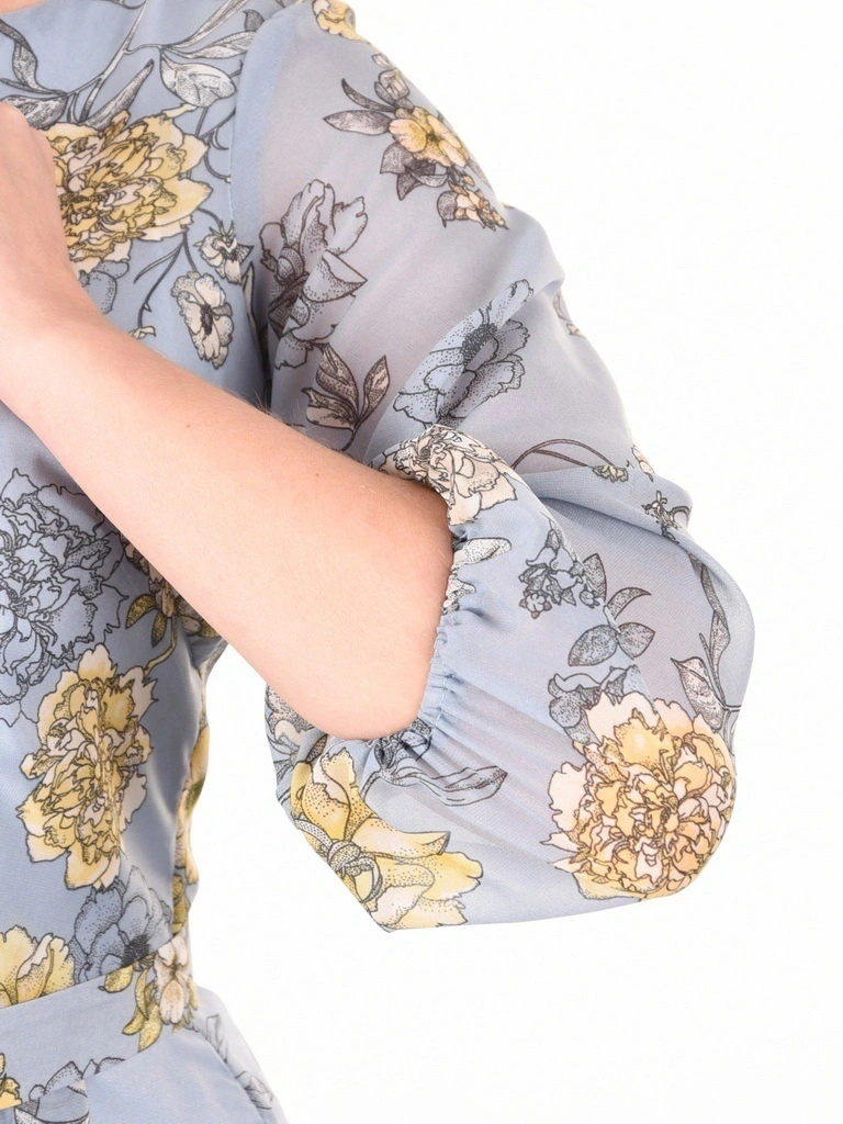 Elegancka sukienka maxi rozkloszowana w kwiaty – wysmuklający fason z plisowanym dołem 41200