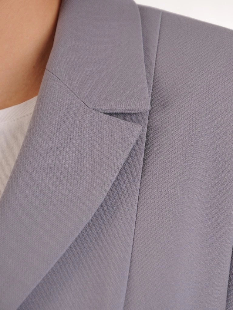 Popielaty garnitur damski – taliowany żakiet z zaszewkami wyszczuplającymi i spodnie z kantem, na co dzień i do biura 24857