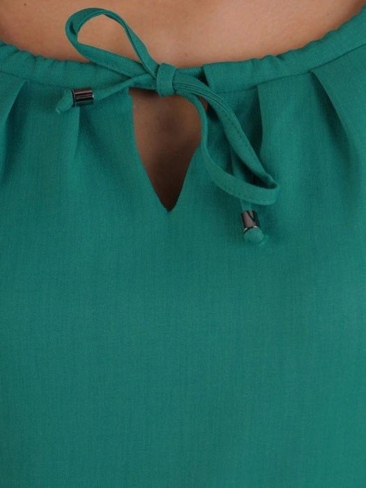 Elegancka turkusowa sukienka rozkloszowana z falbaną – modny dekolt łódka modelujący sylwetkę 25583