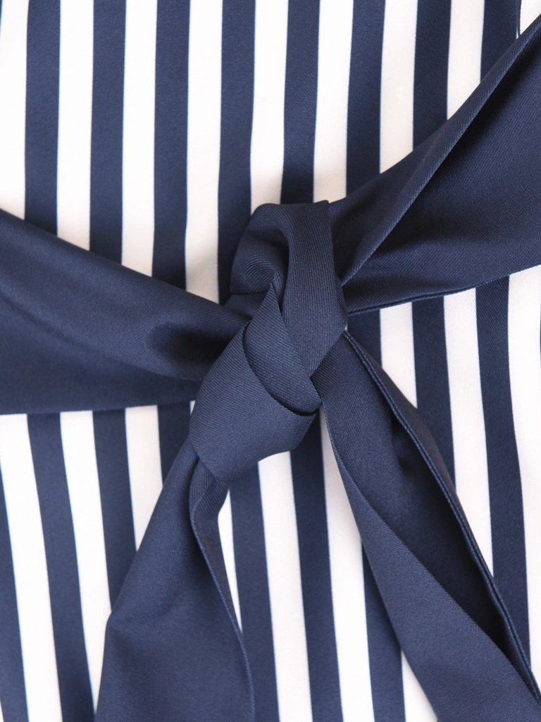 Długa sukienka rozkloszowana w paski z wiązaniem – kobiecy fason z dekoltem łódka na lato 40081