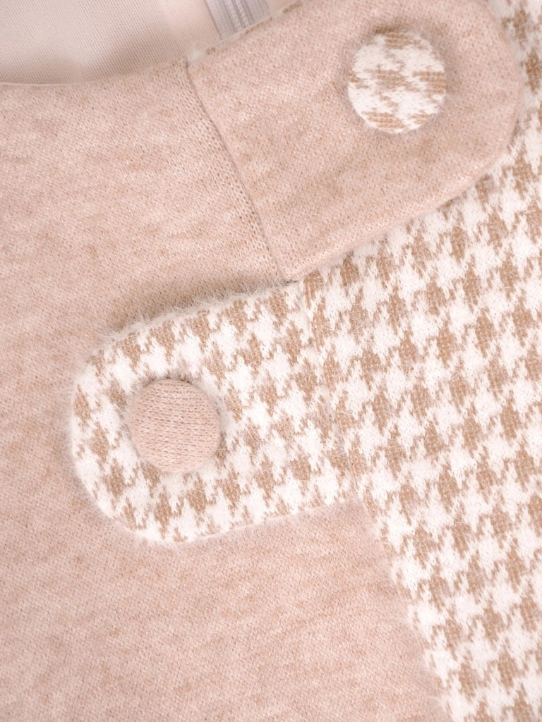Beżowa sukienka midi w klasyczną pepitkę prosty fason – ozdobny dekolt i komfortowy rękaw 3/4 36940