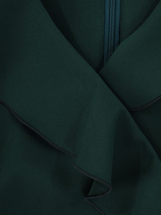 Kopertowa zielona sukienka, kreacja z modnym żabotem 25064