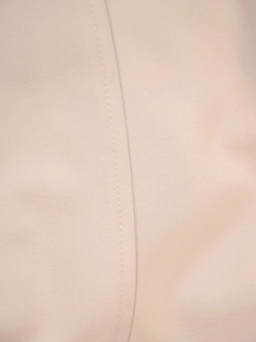 Prosta beżowa spódnica damska midi na jesień – wysmuklający krój z rozcięciem 33649