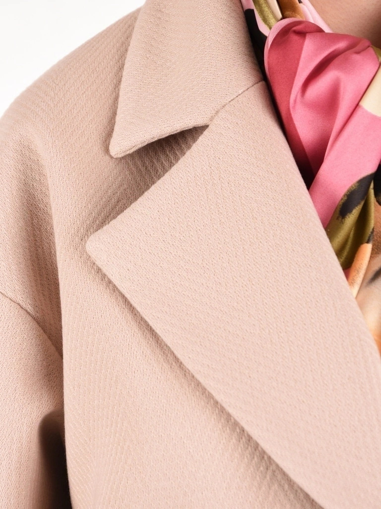 Elegancki beżowy płaszcz damski – klasyczny fason z kołnierzem zapinany na guziki 42082