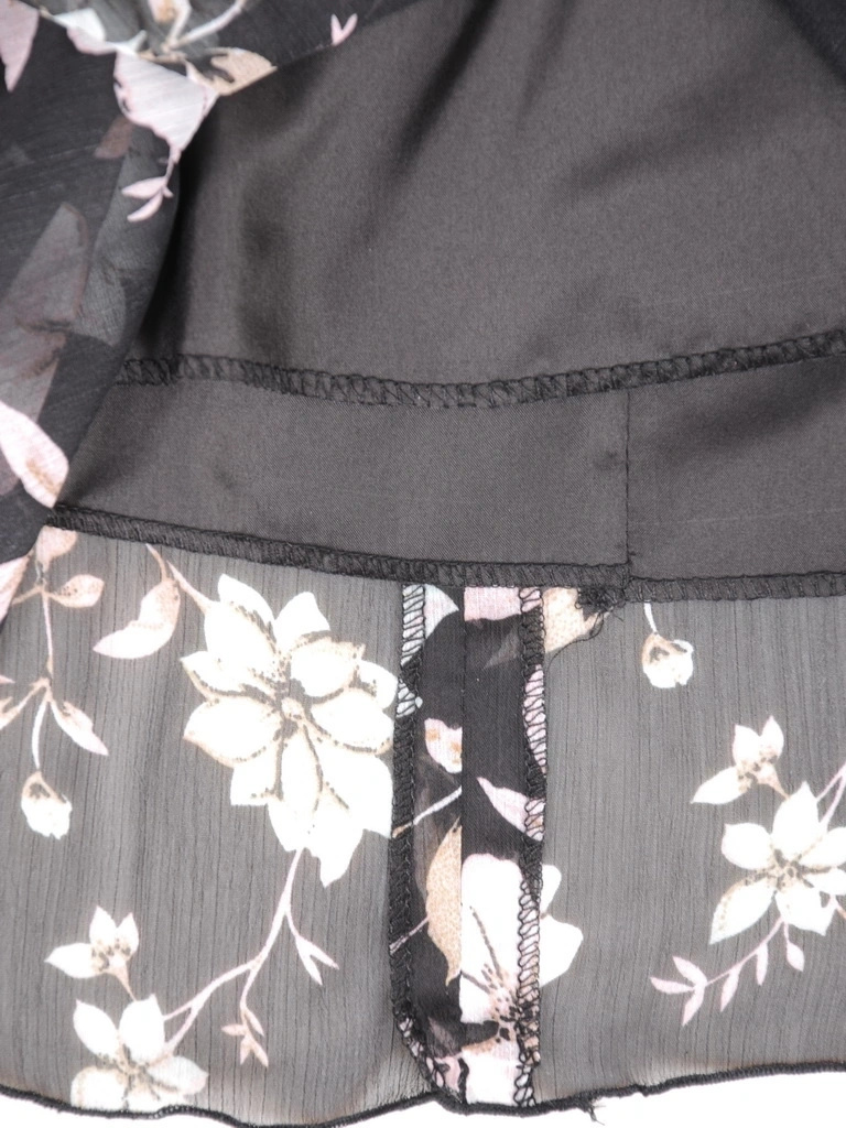 Elegancka czarna sukienka rozkloszowana w kwiaty – kobiecy dekolt serek i fason tuszujący biodra 35290