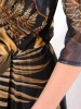 Elegancka czarna sukienka rozkloszowana maxi w jesienne liście – kobiecy krój wysmuklający sylwetkę 37086