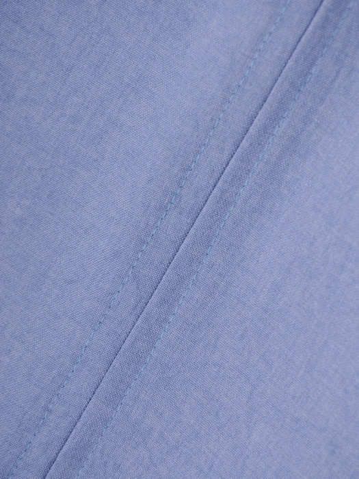 Klasyczna błękitna sukienka o prostym kroju – wyszczuplające sylwetkę zaszewki i elegancki dekolt 35745