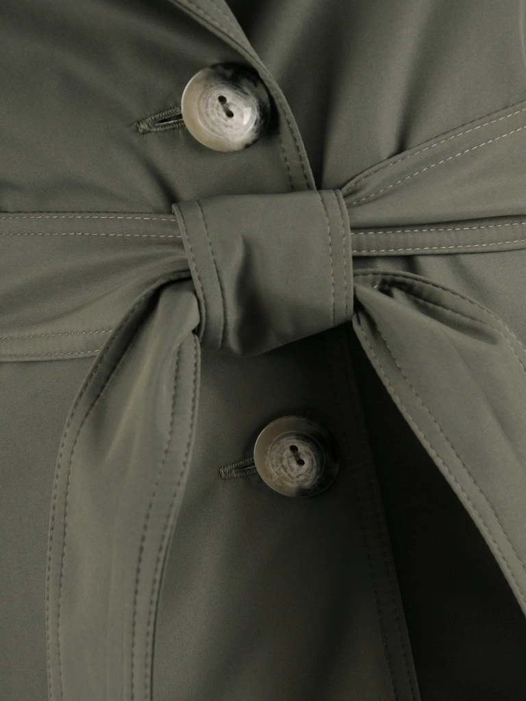 Stylowy płaszcz na jesień damski trencz khaki – kobiecy fason z paskiem modelującym sylwetkę 39409
