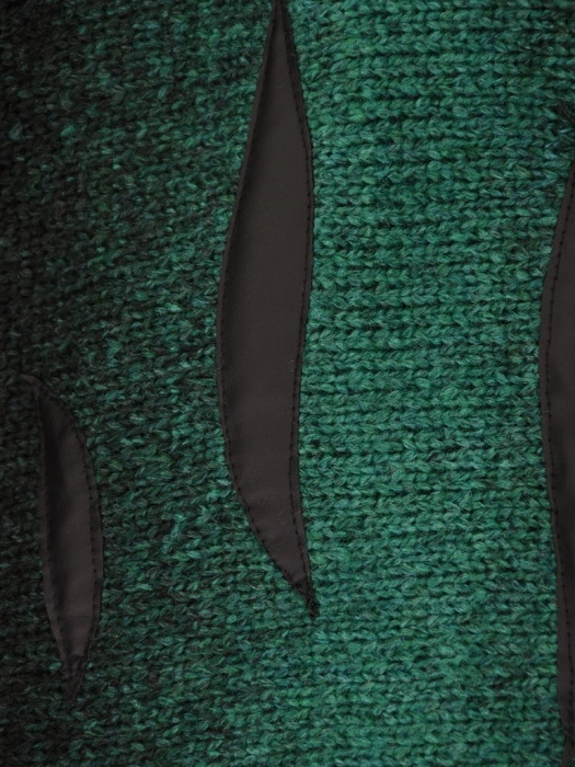 Elegancki zielony sweter damski rozpinany na suwak – wygodny luźny fason z ozdobnymi guzikami 42178