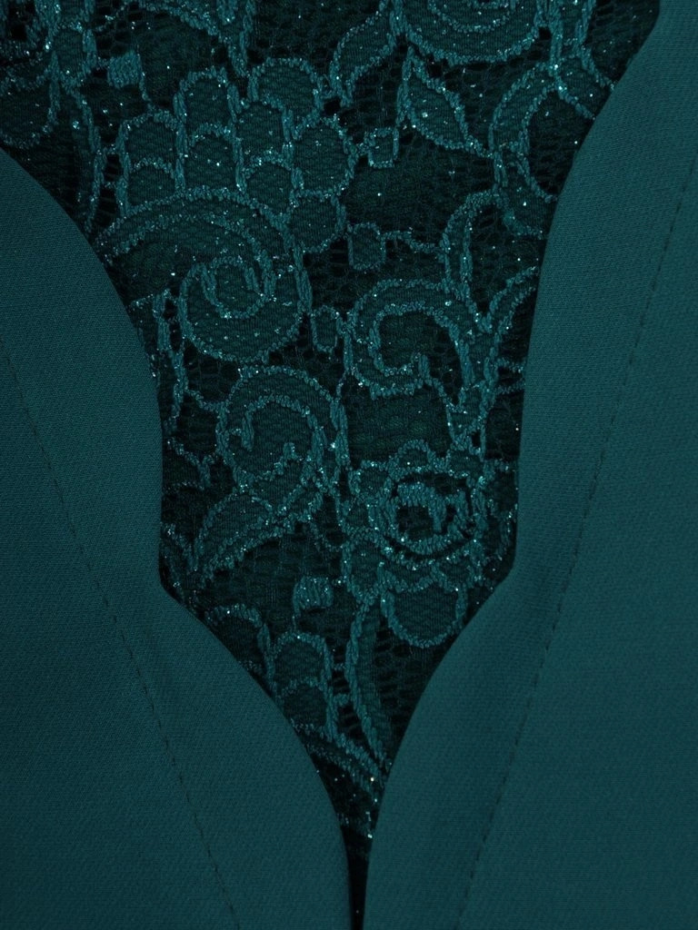 Zielona sukienka wieczorowa rozkloszowana na andrzejki – zmysłowy koronkowy dekolt wysmuklający figurę 24395