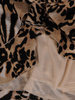 Luźna sukienka w panterkę, elegancka kreacja z ozdobnym wykończeniem 19583