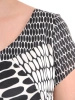 Elegancka sukienka maxi rozkloszowana czarna w kontrastowy wzór – fason z dekoltem V podkreślający talię 39613