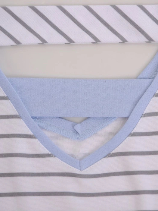 Elegancka sukienka dzianinowa ołówkowa w paski – wysmuklający fason z dekoltem V 11695