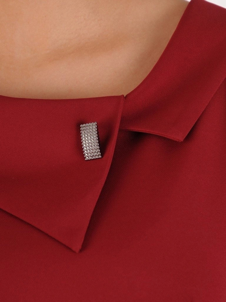 Bordowa sukienka biznesowa z ozdobną broszką – prosty krój z eleganckim kołnierzem 19174