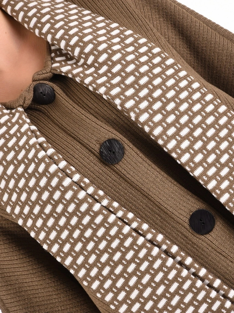 Ciemnobeżowy sweter damski z ozdobnym szalem – luźny fason z dekoracyjnym zapięciem 42167