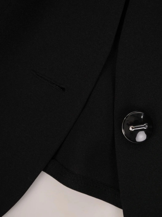 Elegancka czarna marynarka damska do sukienki – taliowany fason z ozdobnym guzikiem 25159