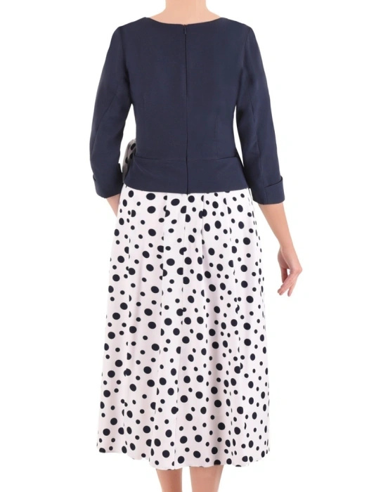 Elegancka granatowa sukienka rozkloszowana maxi w grochy – kobiecy fason z baskinką wysmuklający talię 38243