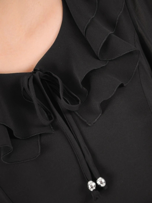 Elegancka czarna sukienka rozkloszowana z żabotem – kobiecy krój tuszujący biodra 36244
