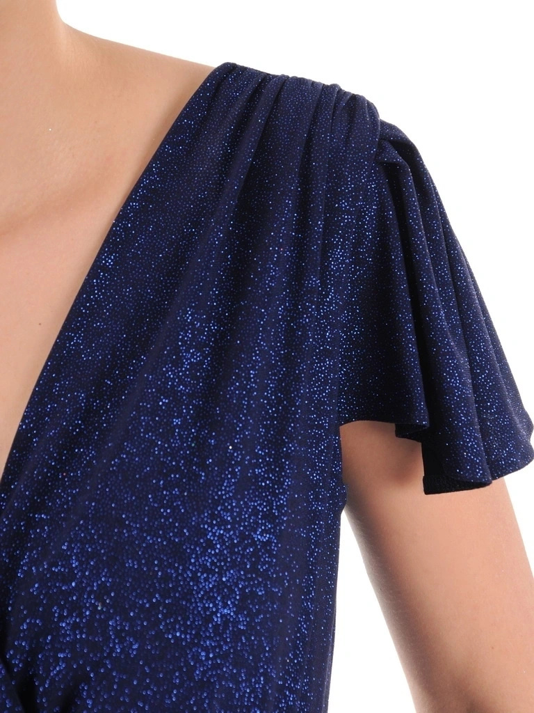 Błyszcząca granatowa sukienka rozkloszowana na przyjęcie – kopertowy dekolt z rozcięciem akcentującym nogi 38202