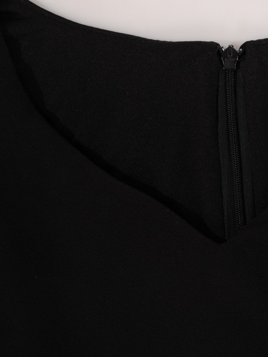 Czarna sukienka z koronkowymi rękawami, elegancka kreacja na wieczór 18964