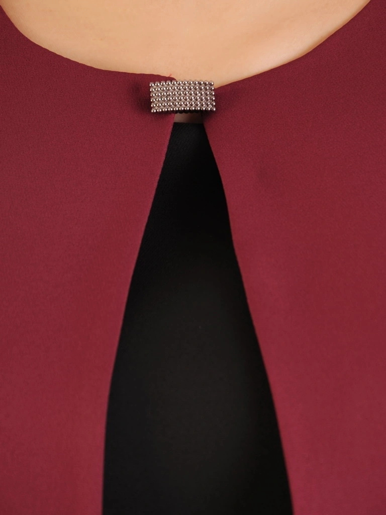 Bordowo-czarna garsonka damska z prostą sukienką midi – elegancki fason z ozdobną broszką i koronką 35008