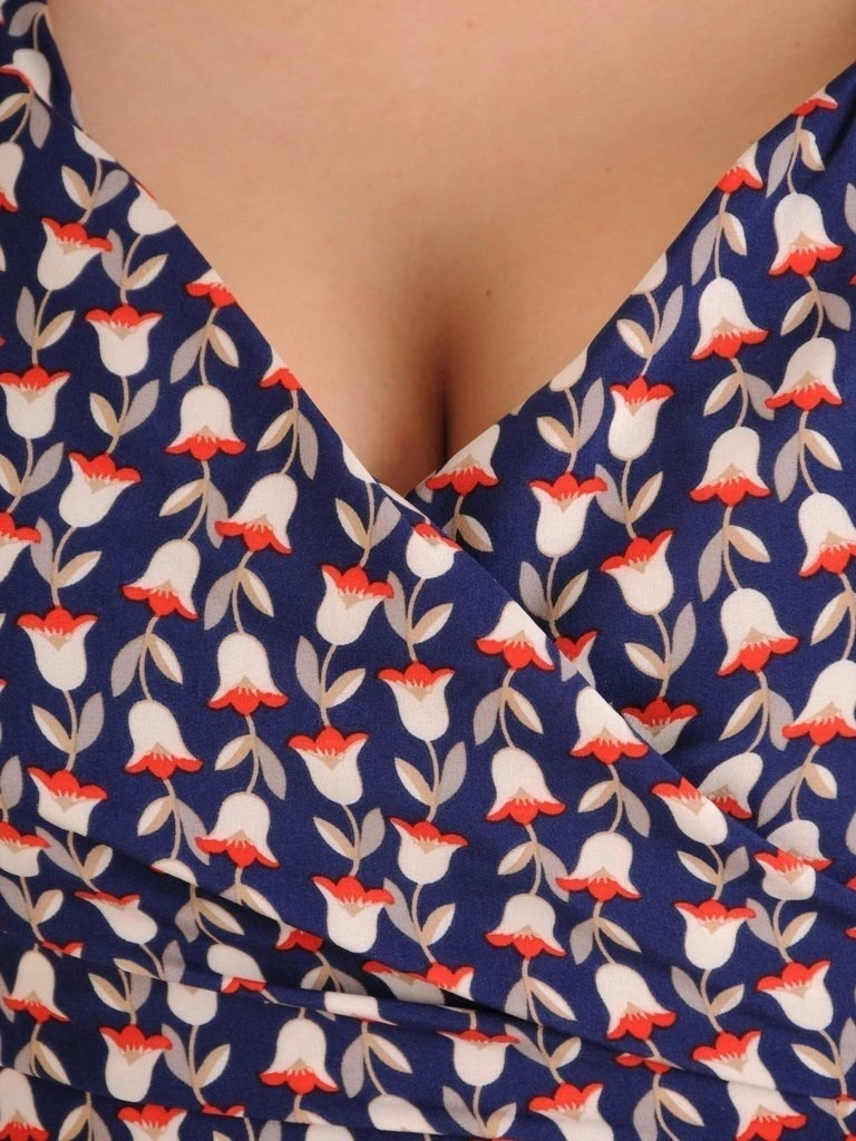 Elegancka sukienka koktajlowa midi granatowa – kopertowy dekolt i zakładki modelujące talię 25624
