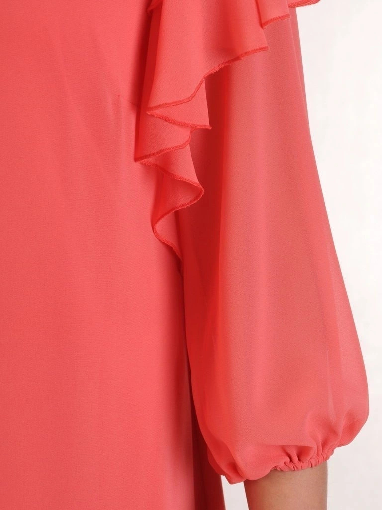 Koralowa sukienka na wesele o trapezowym kroju – swobodny fason z dekoracyjnymi falbanami na rękawach 28974