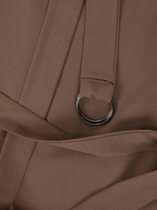 Elegancka sukienka do pracy midi prosta w kolorze mokka – stylowy fason z paskiem podkreślającym talię 40409