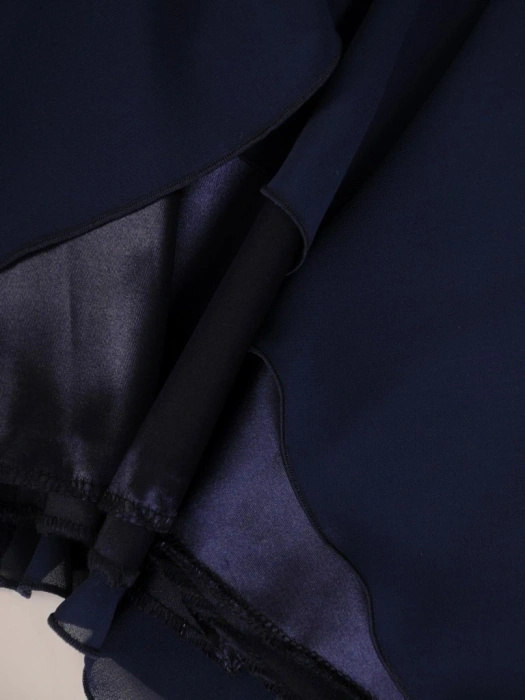 Elegancka sukienka trapezowa midi w kolorze granatowym – dwuwarstwowy fason z ozdobną falbaną 26887
