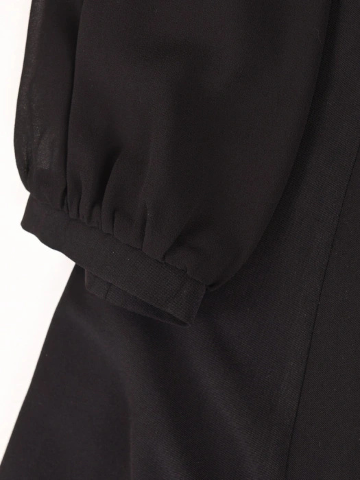 Czarna sukienka maxi rozkloszowana z akcentem w talii – elegancki model z odpinaną ozdobą 40454