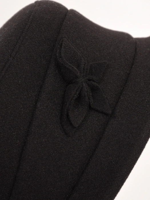 Elegancki kapelusz damski zimowy cloche – ocieplany model z wywiniętym rondem i ozdobnym akcentem 40524