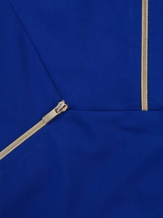 Elegancka sukienka midi w kolorze chabrowym – prosty krój z ozdobnymi zamkami i rękawem 3/4 3460