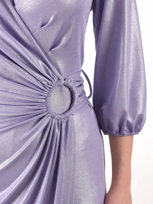 Elegancka suknia wieczorowa maxi w kolorze liliowym – prosty, kopertowy fason z ozdobną klamrą 39862