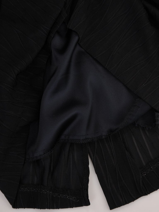 Sukienka wieczorowa Feliksa, czarna kreacja w fasonie maskującym brzuch.