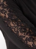 Elegancka czarna sukienka trapezowa midi – maskujący fason z efektowną koronką 41032