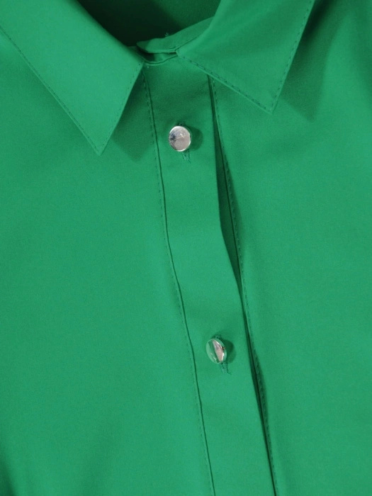 Zielona koszula damska z kołnierzykiem i rękawem 1/2 – taliowany fason podkreślający talię, idealny na lato 33345