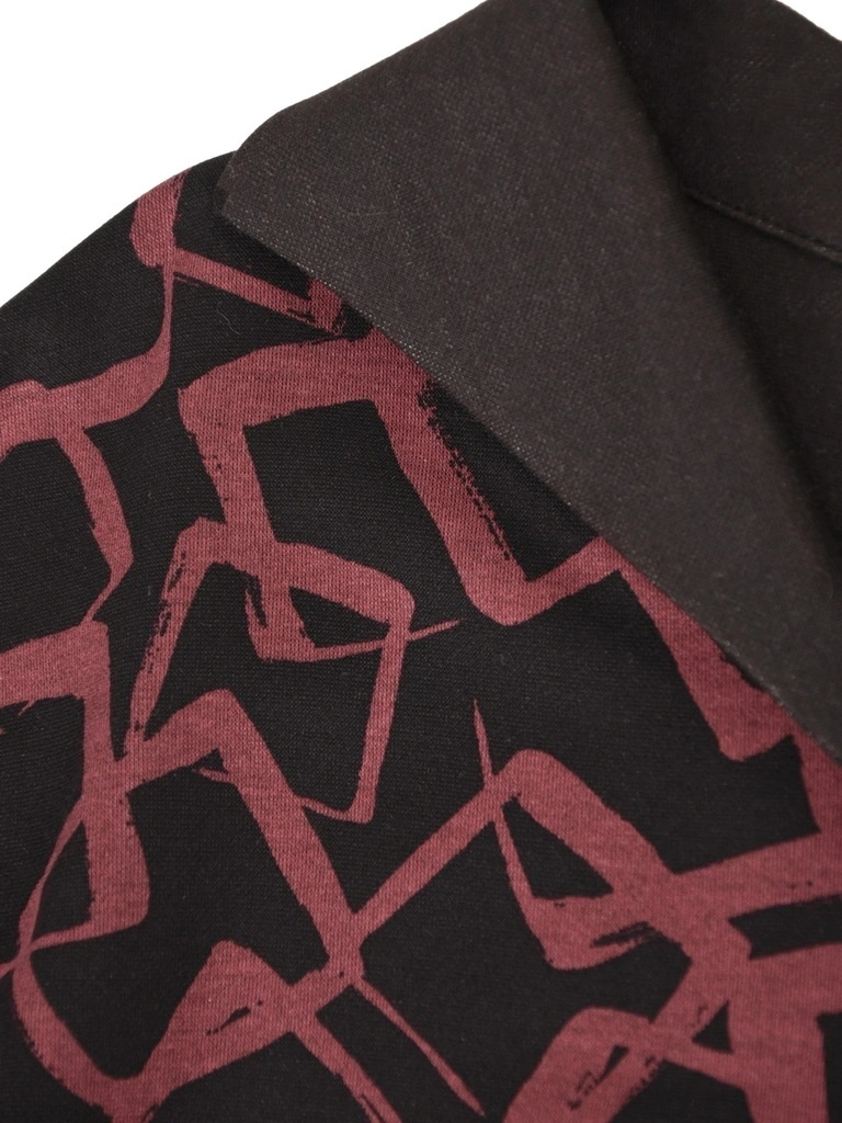 Bordowa bluzka wizytowa damska w elegancki wzór – luźny fason z asymetrycznym dołem i kołnierzem 42269