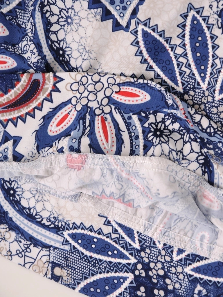 Stylowa bluzka plus size w granatowo-czerwone paisley – wysmuklający prosty fason na lato i jesień 39110