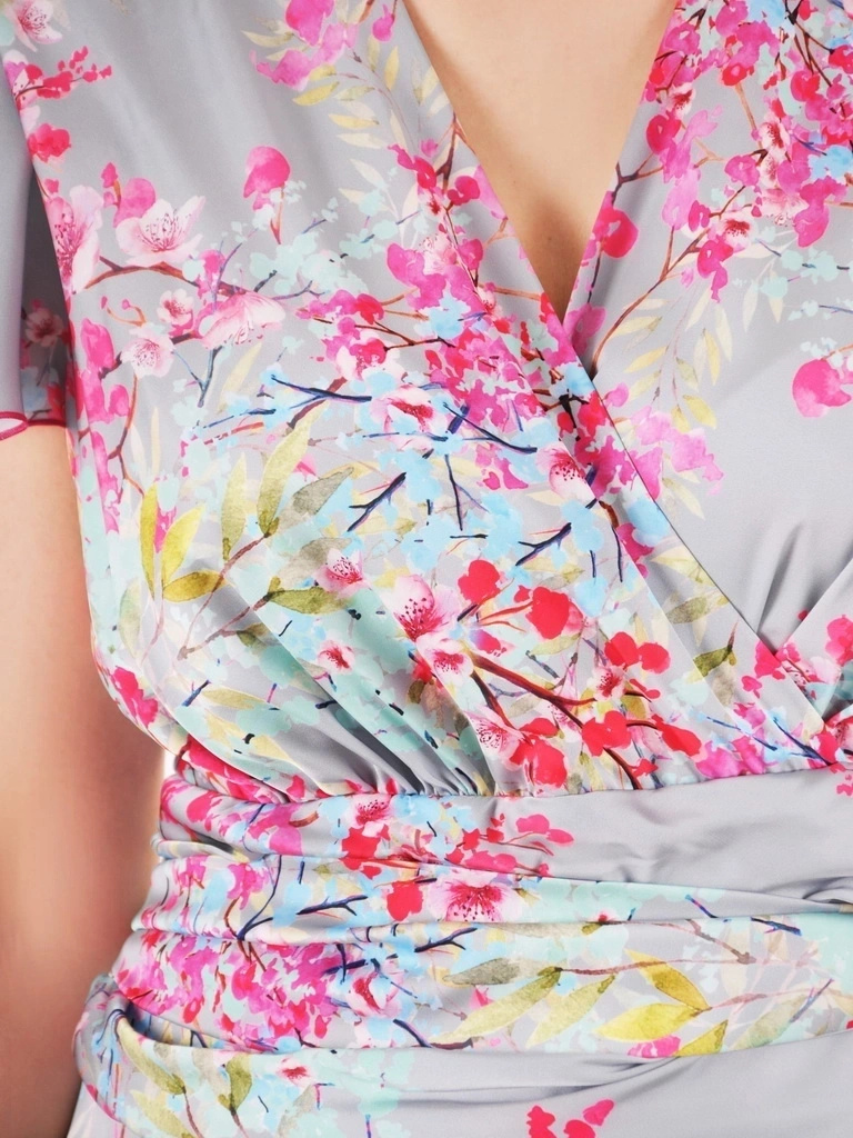 Elegancka sukienka na wesele maxi w kwiaty – rozkloszowany fason z kopertowym dekoltem 35877