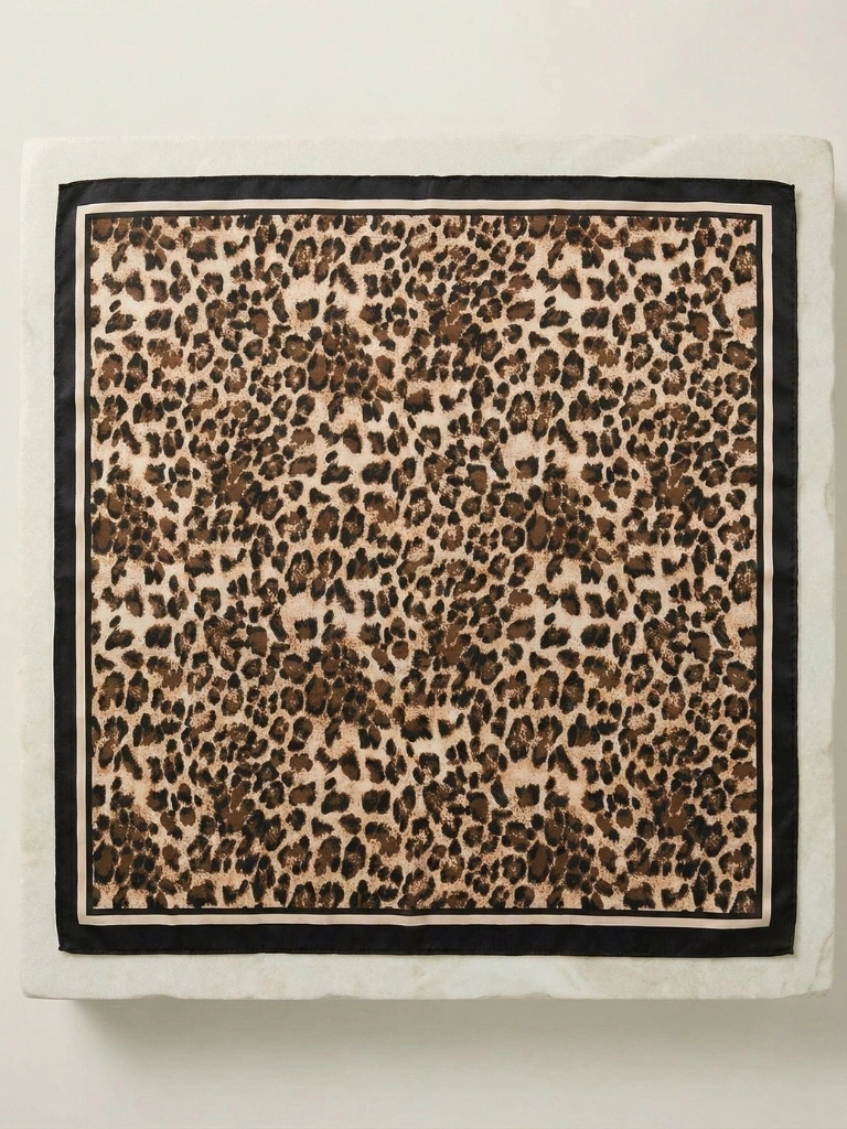 Beżowa apaszka damska w panterkę 60x60 – elegancki akcent do biurowej marynarki 41170