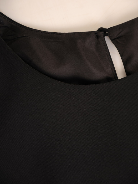 Mała czarna, trapezowa sukienka z tkaniny 32497