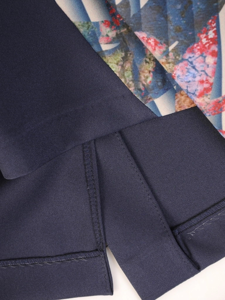 Elegancka sukienka midi o prostym kroju w kwiaty – wysmuklający fason ze stylowym dekoltem w serek 34494